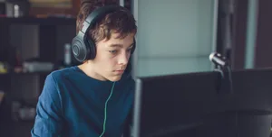 Giovane-che-Gioca-PC_L-scalato Il gioco può portare alla dipendenza online.