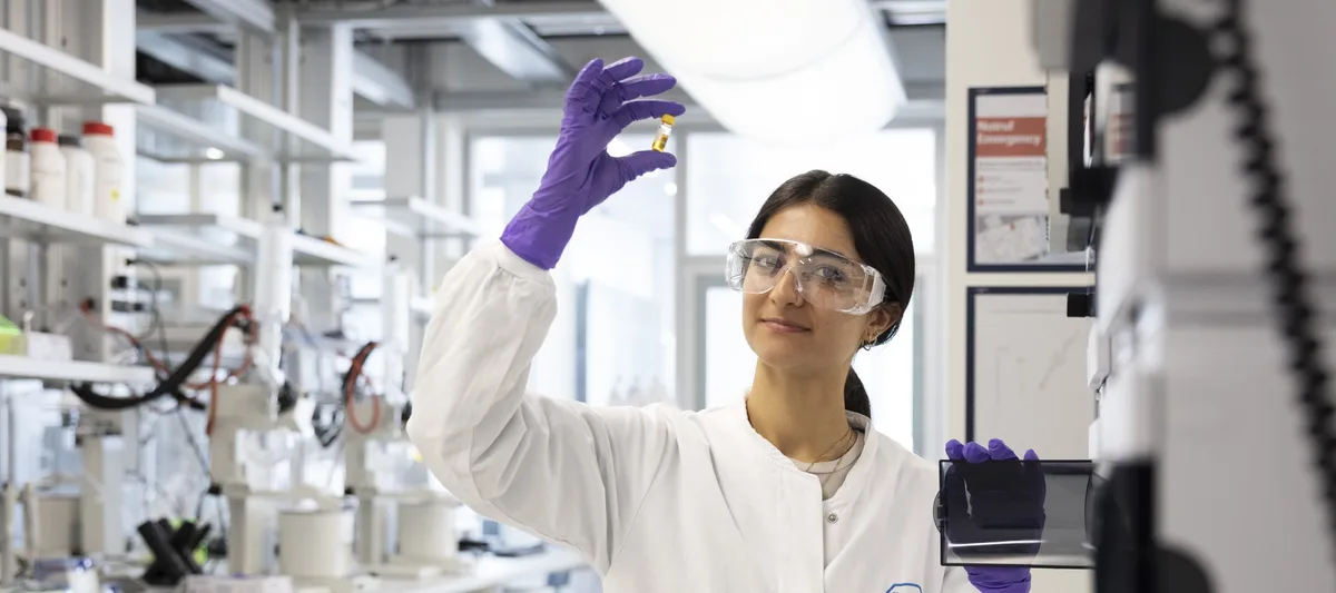 Zhura Naseem (23); Laborantin 2. Lj; La Roche Lernlabore; 1. Synthese Apparatur Tind Kapelle; 2. Lösung Pippeteren; 3. Rotavap Lösemittel verdampfen; 4. Probe für HPLC Analytics Berufswahl: Ein Mädchen im Labor: Ausbildung zur Laborantin.