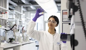 Zhura Naseem (23); Laborantin 2. Lj; La Roche Lernlabore; 1. Synthese Apparatur Tind Kapelle; 2. Lösung Pippeteren; 3. Rotavap Lösemittel verdampfen; 4. Probe für HPLC Analytics Berufswahl: Ein Mädchen im Labor: Ausbildung zur Laborantin.