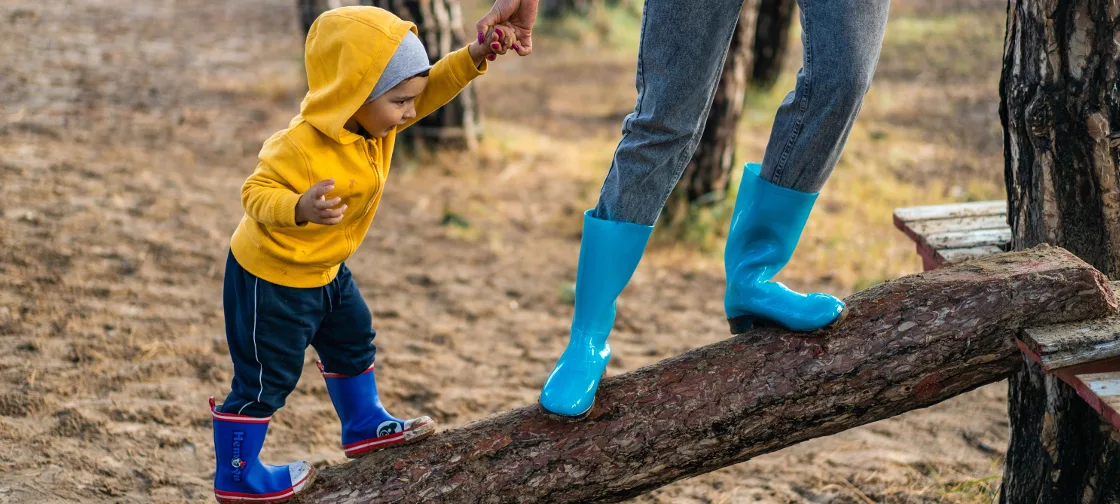 Sepp_Holtz_Mouvement_L-1 mouvement : Un enfant marche sur un tronc d'arbre avec sa mère