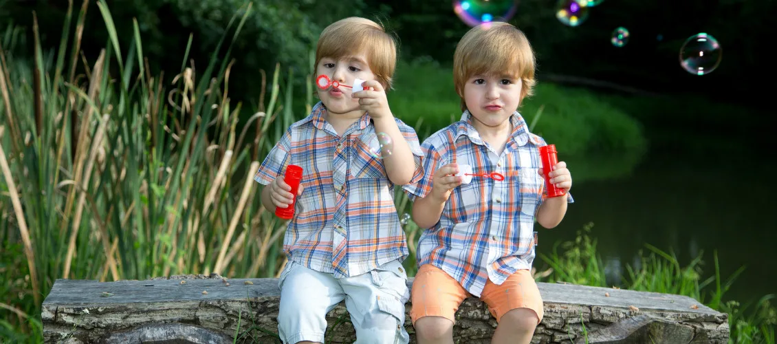 Zwillinge_Seifenblasen_HL Zwillinge zusammen in Kindergarten und Schule oder getrennt?