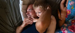 24-08-naehe-beruehrungen-kuscheln-kiga1-endlich-chindsgi-schweizer-elternmagazin-fritz-und-fraenzi-hg-neu Körperliche Nähe: Darum ist sie so wichtig