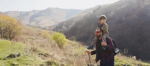 26-10-children-climate-change-Swiss-Parents’ Magazine-ed A father and son hiking in the mountains
