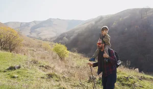 26-10-children-climate-change-Swiss-Parents’ Magazine-ed A father and son hiking in the mountains