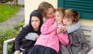 Rahel_mit_Kindern_LM-scaled Wir erzählen: Selbstliebe ist wichtiger als Noten