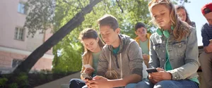 éducation aux médias_addiction_aux_smartphones_jeunes_toujours_au_téléphone_L-scaled Monsieur Markowetz
