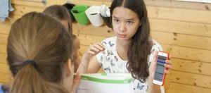 École numérique-fille-travaille-sur-smartphone-HL La numérisation des écoles suisses