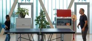 Scuole diurne_Svizzera-1 Ragazzo gioca a ping pong con la badante