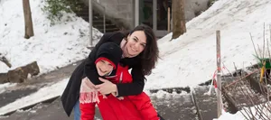 Maman, Laurence École à horaire continu : une mère célibataire avec son fils dans la neige