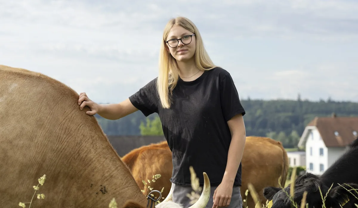 Brückenangebot: Eine Jugendliche bei der Arbeit mit Kühen auf einem Bauernhof Brückenangebot: Eine Jugendliche bei der Arbeit mit Kühen auf einem Bauernhof