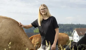 Brückenangebot: Eine Jugendliche bei der Arbeit mit Kühen auf einem Bauernhof Brückenangebot: Eine Jugendliche bei der Arbeit mit Kühen auf einem Bauernhof