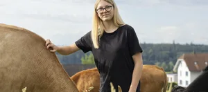 Brückenangebot: Eine Jugendliche bei der Arbeit mit Kühen auf einem Bauernhof Brückenangebot: Eine Jugendliche bei der Arbeit mit Kühen auf einem Bauernhof