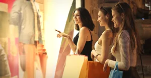 Header_Postmail_Dec Les adolescents en pleine fièvre acheteuse
