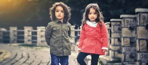 21_10_Valerie_Wendenburg_contributo_immagine Affrontare i fratelli: due bambini in piedi uno accanto all'altro